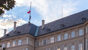 Nad Pražským hradom viali namiesto prezidentskej štandardy trenírky