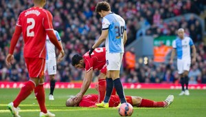 Škrtel nedohral! Po tvrdom páde ho odniesli na nosidlách