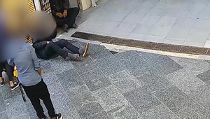 Hyenizmus zachytený bezpečnostnými kamerami: Žena okradla spiaceho muža bez domova