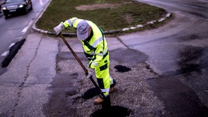Agresívny vodič dobil cestárov. Polícia už pozná jeho tvár