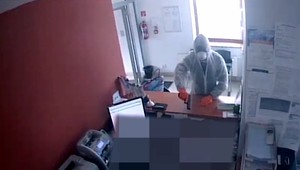 Lúpež v banke zaznamenala kamera. Poznáte muža na záberoch?