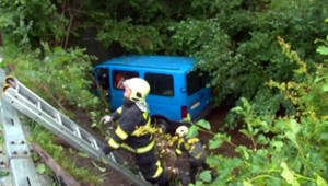 Opití mladíci skončili s dodávkou v priekope, z miesta nehody ušli