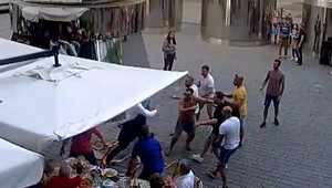 Policajti si mysleli, že zatkli mužov, ktorí napadli čašníka. Všetko bolo ale inak