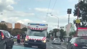 Motorkár padol z motorky. Tá potom zrazila chodcu