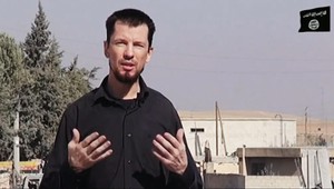 Rukojemník s privilégiami. Cantlie moderuje videá Islamského štátu