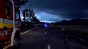 Autobus sa zrazil s autom. Peter na mieste podľahol zraneniam