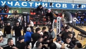 Vyhrotený záver MMA zápasu. Päťdesiat ľudí sa tĺklo v klietke