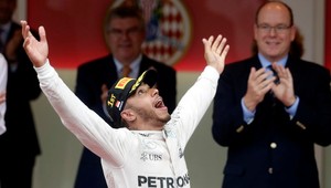 Hamilton sa konečne dočkal víťazstva v Monaku