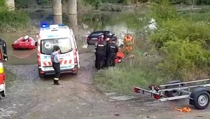 Muž vystúpil z auta a odkráčal do Váhu, jeho smrť je záhadou