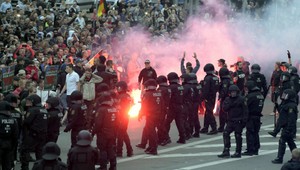 Nepokoje v Nemecku. Počas protestu krajnej pravice utrpelo zranenia viacero ľudí