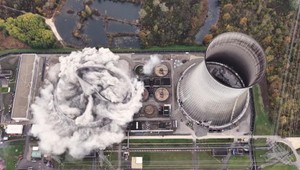 V Nemecku odpálili chladiace veže odstavenej jadrovej elektrárne Gundremmingen