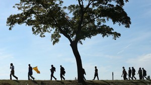 Utečenci bez identity. Brušká prstov si naschvál poranili