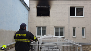 Horiaci byt uväznil otca a 3 deti na balkóne, zachránil ich sused