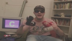 Hovorí si Rico Pornorico a kradne molitany z mikrofónov