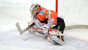 Zasmejte sa na babrákovi. Vlastný gól brankára pri presilovke!