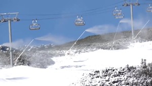 Vo Vysokých Tatrách prebiehajú prípravy na sezónu v plnom prúde. Prírodný sneh im ale stále chýba