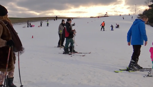 Kým na severe nevedia čo so snehom, na najjužnejšom svahu ho pre radosť miestnych vyrábajú delami