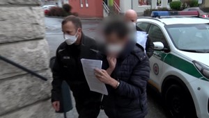 Muž s kuklou na hlave nadával policajtom. Nezostal len pri slovách, vytiahol pištoľ