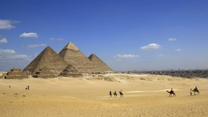 Strelci spustili pri hoteli v Káhire paľbu na autobus s turistami