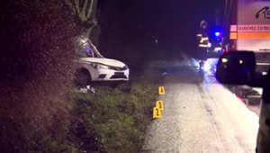 Mokrá cesta sa stala osudnou mladému vodičovi, náraz do stromu ho uväznil v aute