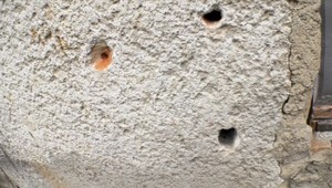 Rodinný dom zasypali strelami zo samopalu. Trojicu mužov už zadržali