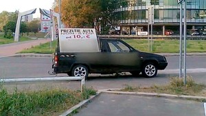 Mestá zaplavujú motoboardy. Berú parkovacie miesta