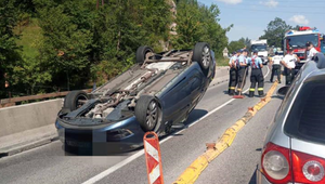 Strečno zablokovala nehoda, vodič skončil s autom na streche