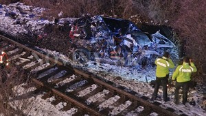 Z mosta sa zrútilo auto a dopadlo priamo na koľajnice. Vrazil doň prichádzajúci rýchlik