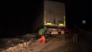 Šofér kamióna skončil v zamrznutom potoku, stálo ho to život