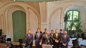 Smer doniesol petičné hárky k referendu do prezidentského paláca