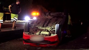 Neďaleko Prešova havarovala rodina s malým dieťaťom. S autom sa prevrátili na vyfrézovanej ceste