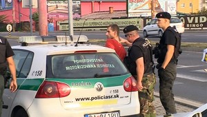 AUTENTICKÉ ZÁBERY. Macher na bavoráku zblokoval policajtov