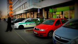 Ozbrojený muž prepadol banku v Bratislave, pomôžte