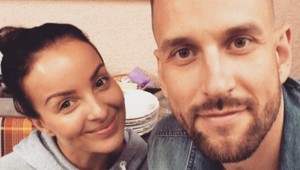 TWiiNSKA umývala riady celkom nahá. Jej manžel zverejnil pikantný záber!