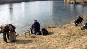 Chceli chytať ryby, no z jazera vyťahovali auto