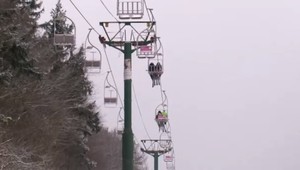 V lyžiarskom stredisku sa zasekla lanovka, vyslobodili 21 ľudí