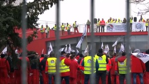 Štrajk zamestnancov pred fabrikou Audi skončil. Vedenie pristúpilo na tieto podmienky