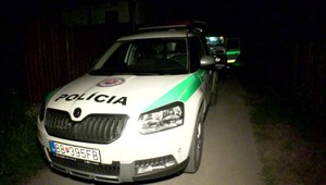 Kukláči a vrtuľník pátrajú po mužovi, ktorý mal strieľať v dome bývalej priateľky