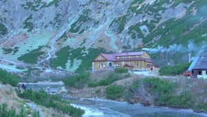 VIDEO: Turistická situácia vo Vysokých Tatrách. Aj vysokohorské chaty sa ocitli v čiernej a doplácajú na to