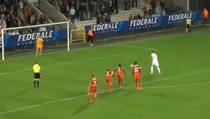 VIDEO. Unikát! Zahodil 11 m, loptu dorazil nožničkami do šibenice!