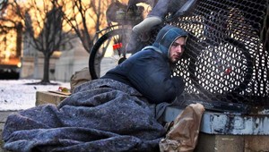 Matka našla svojho syna ako bezdomovca: Jej život sa zmenil!