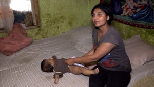 Novorodenca našli zaduseného v latríne. Matka dostala trest 20 rokov