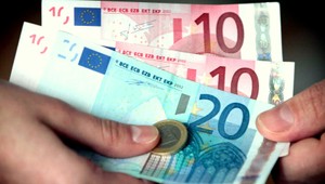 Slováci stále nedostatočne šetria. Hospodáriť s peniazmi učia už aj deti