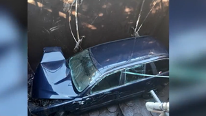 Nočná jazda dvoch kamarátov sa skončila v čističke odpadových vôd. Nemohli otvoriť dvere auta