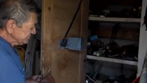 Mali mu pomáhať, no namiesto toho ho okradli. Mladíci dôchodcovi zobrali aj zlaté zuby