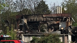 Oheň v ružinovskej ubytovni si vyžiadal dva životy. Policajti s hasičmi stále zisťujú príčiny požiaru