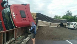 Dopravná nehoda v Žiline: Poľský kamión naložený slnečnicou sa prevrátil a zablokoval cestu