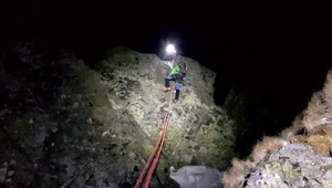 Noc medzi horskými skalami hrozila dvom horolezcom. Záchranná akcia skončila okolo polnoci