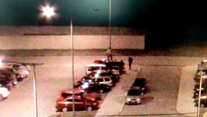 Vandali v Humennom. Mladíci skákali po aute, zachytila ich kamera