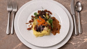 Hovädzie líčka na koreňovej zelenine so zemiakovým pyré